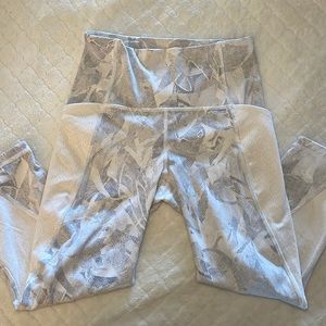 Lululemon white cropped yoga pants size 4